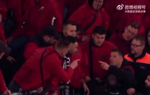 勒沃库森1-2不敌德丙球队，扎卡与自家球迷在看台上激烈交流